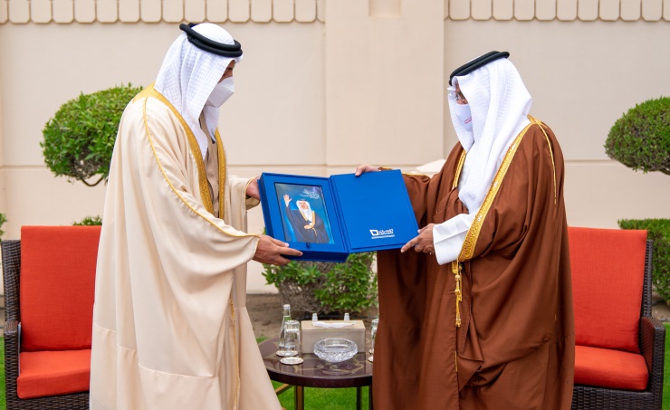 رئيس مجلس أمناء «دراسات» يقدم كتاب «أول الرؤى سلمان» إلى نائب جلالة الملك ولي العهد